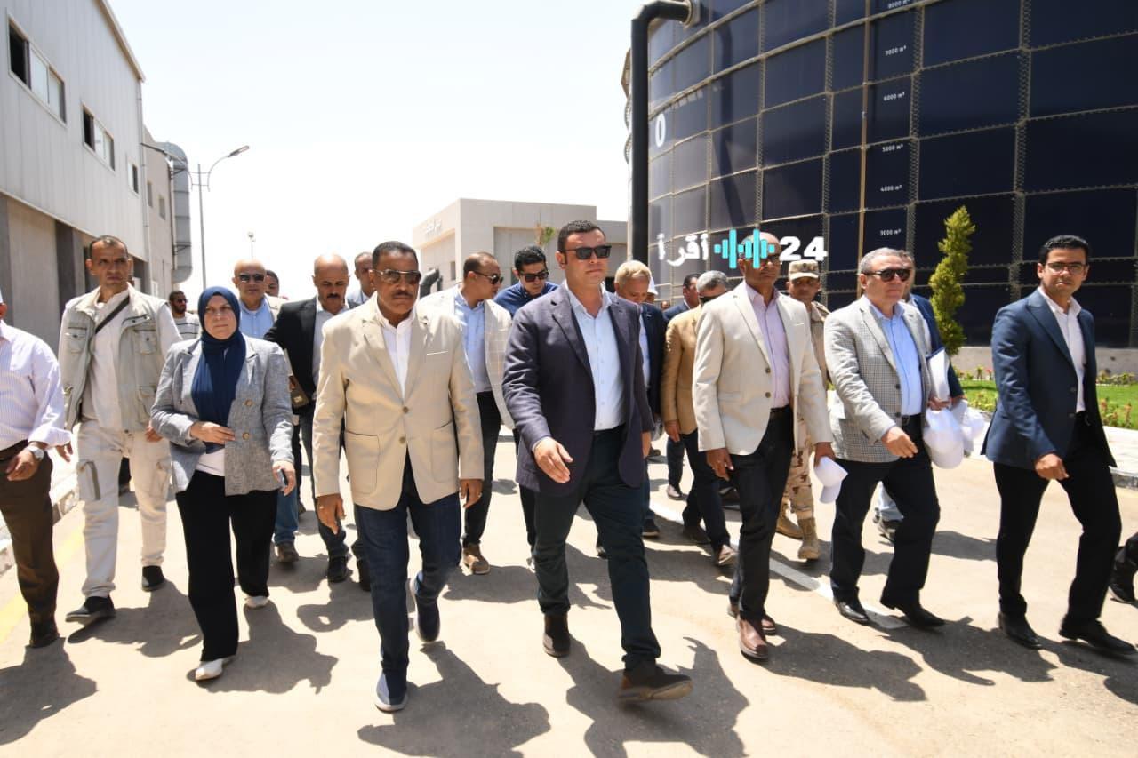 «مياه نقية لمستقبل أفضل» وزير الإسكان ومحافظ مطروح يتفقدان محطة تحلية الرميلة 4 خلال جولة ميدانية