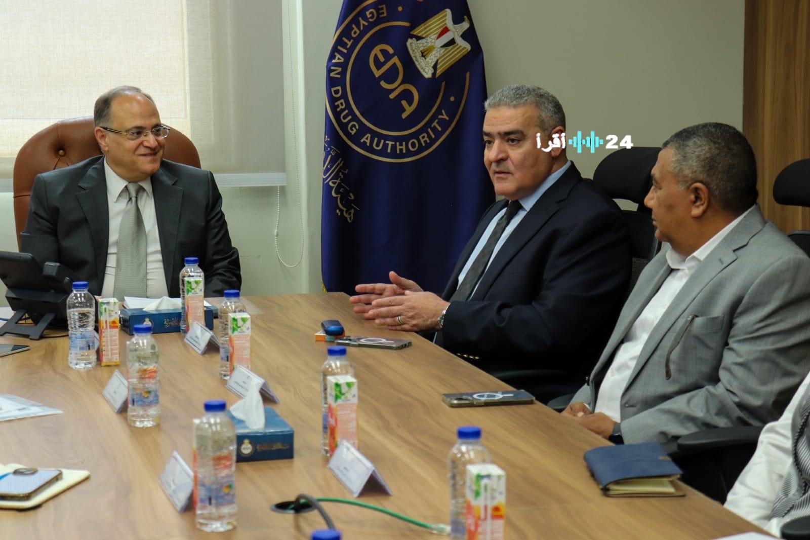 «تأمين صحي للمواطن» رئيس هيئة الدواء يناقش مع “المصرية للأدوية” خطط تعزيز توافر المستحضرات الدوائية