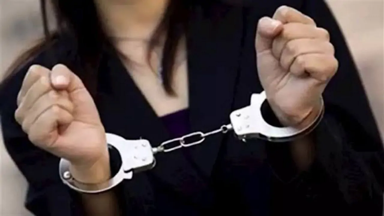 «في قبضة القانون» سقوط مدونة شهيرة في أكتوبر بتهمة النصب والاحتيال وادعاء صلات وهمية بمسؤولي المرور