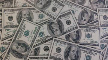 أسعار الدولار تتراجع وسط توقعات بخفض مرتقب للفائدة في سبتمبر