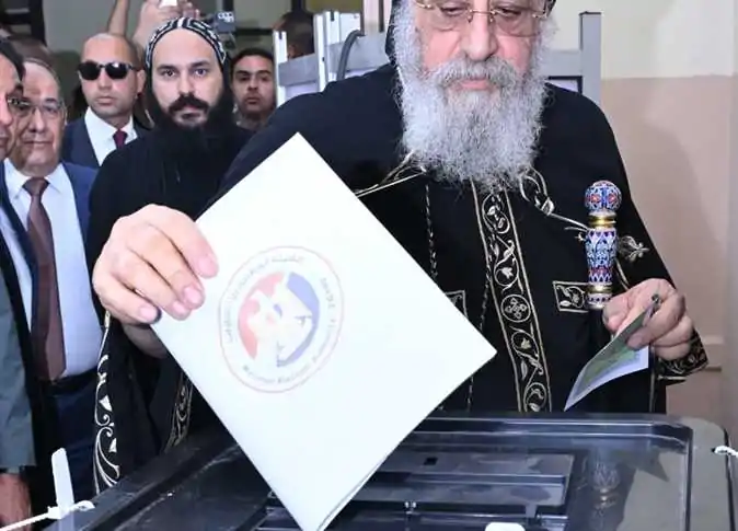 «صوت يحدد المستقبل» البابا تواضروس يدلي بصوته في انتخابات الشيوخ ويكشف معايير اختياره لعضو المجلس
