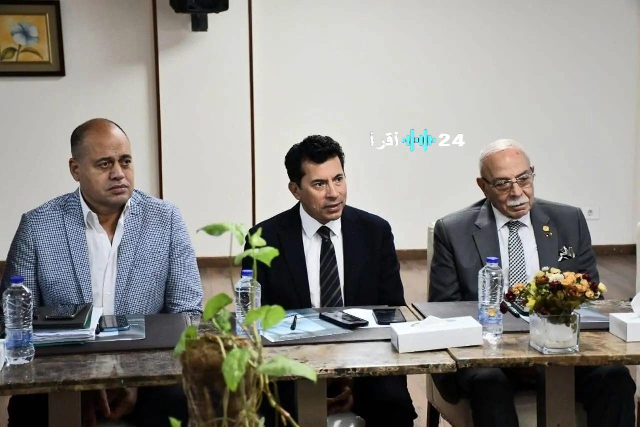 «بعد إقرار القانون» وزير الشباب والرياضة يعقد اجتماعًا حاسمًا مع مسؤولي الشؤون القانونية بالأندية