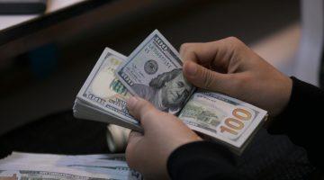 «صعود مستمر» ارتفاع سعر صرف الدولار يثير قلق العراقيين مع إغلاق تعاملات اليوم