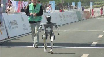 «سباق نحو المستقبل».. 42 روبوتاً تتنافس في ماراثون بكين على مسافة 1500 متر