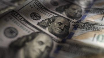 «الدولار ولّع نار» انخفاض مفاجئ في سعر صرف الدولار اليوم: إليك آخر التطورات