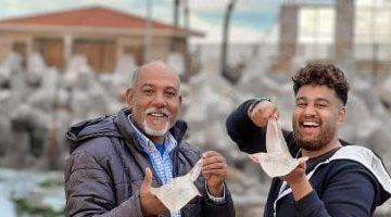 العم أمين.. صياد “دود الرملة” يرزق الصيادين من أعماق البحار