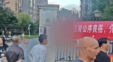 امرأة تفضح خيانة زوجها وصديقتها بلافتات شكر صادمة في الشارع