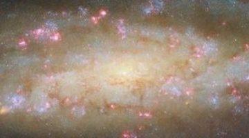 ناسا تكشف عن صورة خلابة للمجرة NGC 7456 تبعد 51 مليون سنة ضوئية