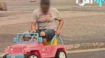 رجل يقود سيارة باربي في شوارع كندا والشرطة تتدخل صور
