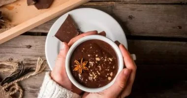 إتيكيت الكاكاو الشتوي دليلك لتناول المشروب الساخن بأناقة في كل مكان

قبل برد الشتاء إتقن فن إتيكيت الكاكاو في المنزل وخارجه

كيف تتناول الكاكاو كالمحترفين نصائح إتيكيت الشتاء للمشروب الدافئ