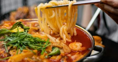 مطعم كوري يفرض حظرًا على الزبائن المنفردين ويرفع لافتة “لا نشجع على الوحدة”