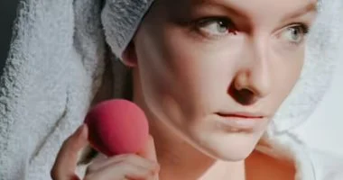 إليك 3 طرق مختلفة لعنوان صحفي احترافي ومناسب لاقتراحات جوجل:

1.  تألقي ببشرة نظيفة 3 حيل سريعة لتنظيف اسفنجة المكياج بلا عناء
2.  وداعًا للأوساخ المتراكمة 3 طرق احترافية لتنظيف اسفنجة المكياج في دقائق معدودة
3.  لا وقت لديك لتنظيف اسفنجة المكياج إليك 3 خطوات سريعة للحصول على اسفنجة نظيفة ومعقمة دائمًا