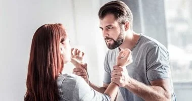 تحذير هام: علامات تكشف عنف خطيبك قبل الزواج