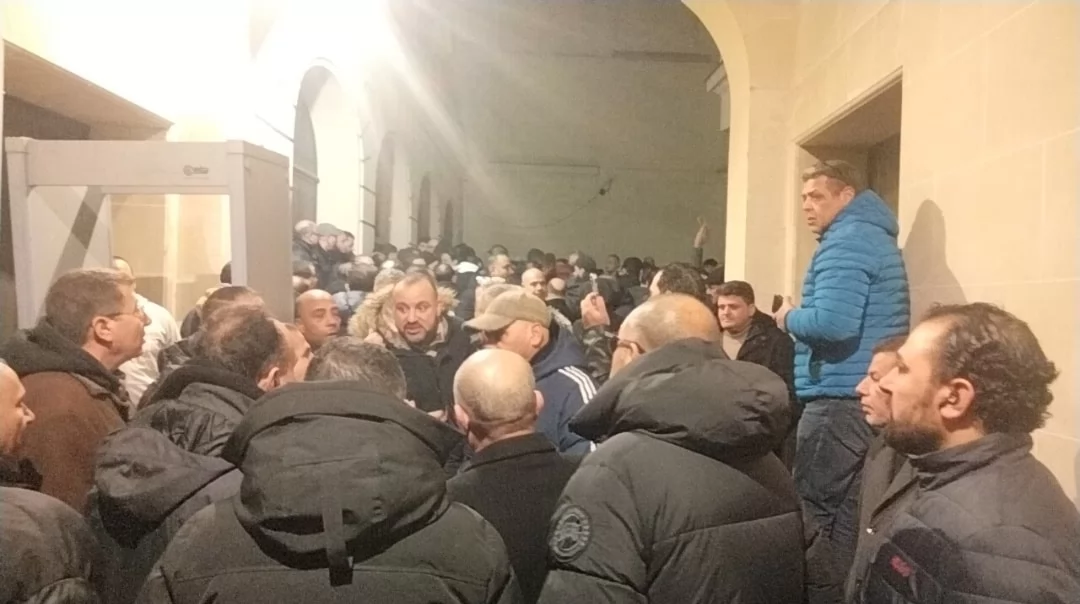 «تجمع المصريين في باريس أمام اللجان الانتخابية»