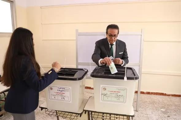 «التصويت مسؤولية وواجب» وزير الصحة يشارك في الانتخابات البرلمانية 2025