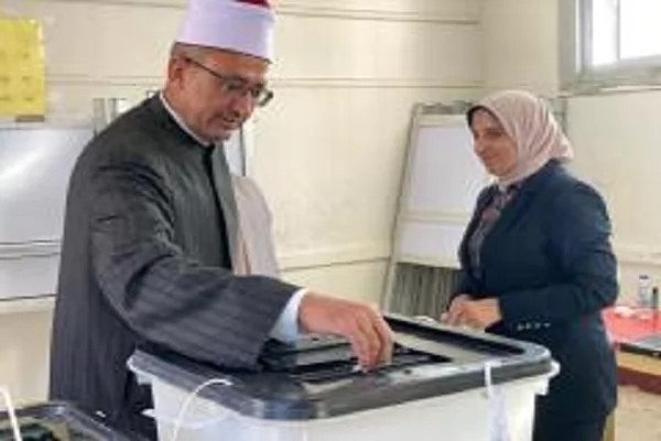 «رئيس منطقة كفر الشيخ الأزهرية يشارك في الانتخابات البرلمانية بإدلائه بصوته»