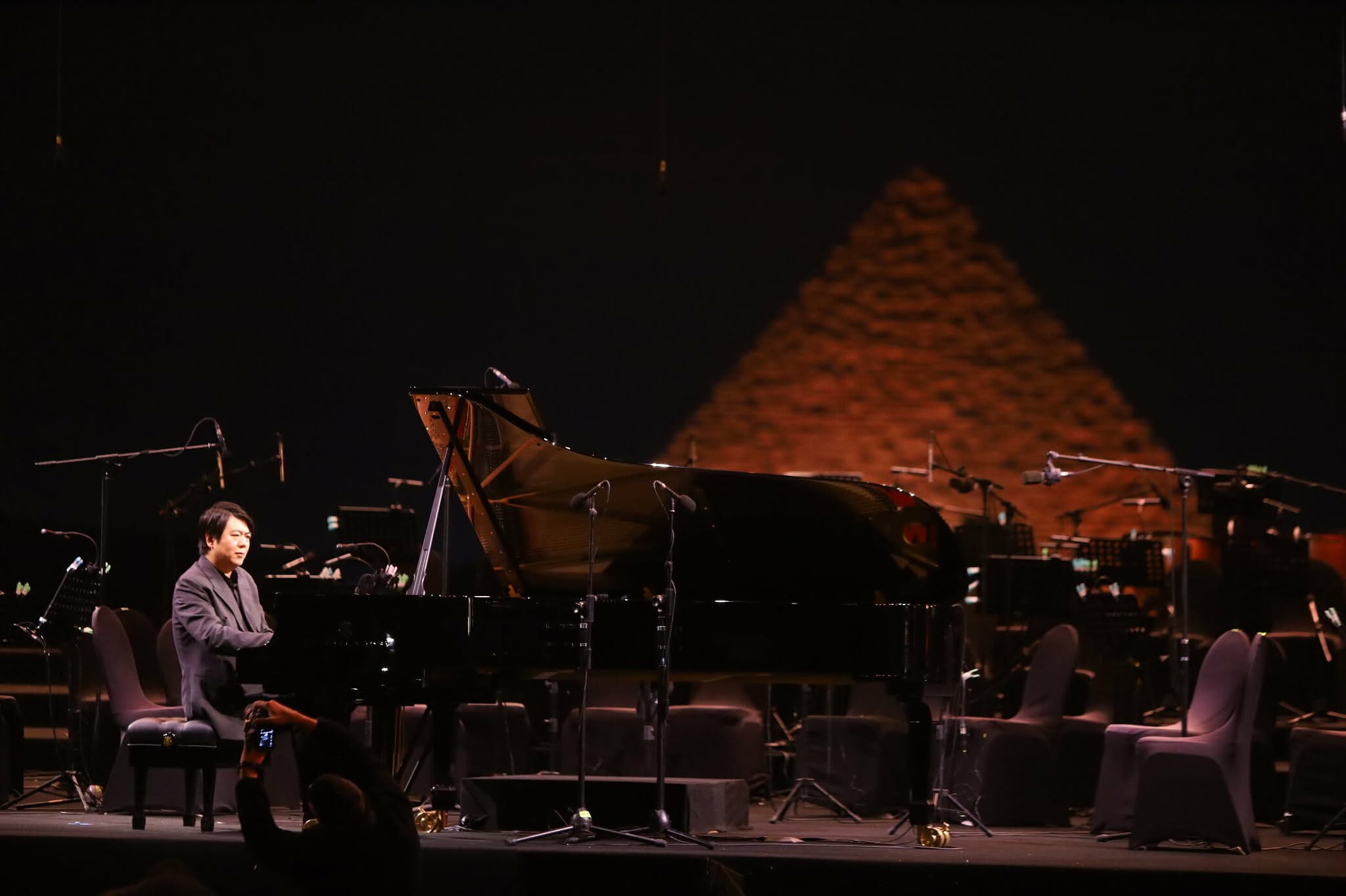 عازف البيانو العالمي لانج لانج يعبر عن شكره لمصر بعد تحقيق حلمه بالعزف أمام الأهرامات