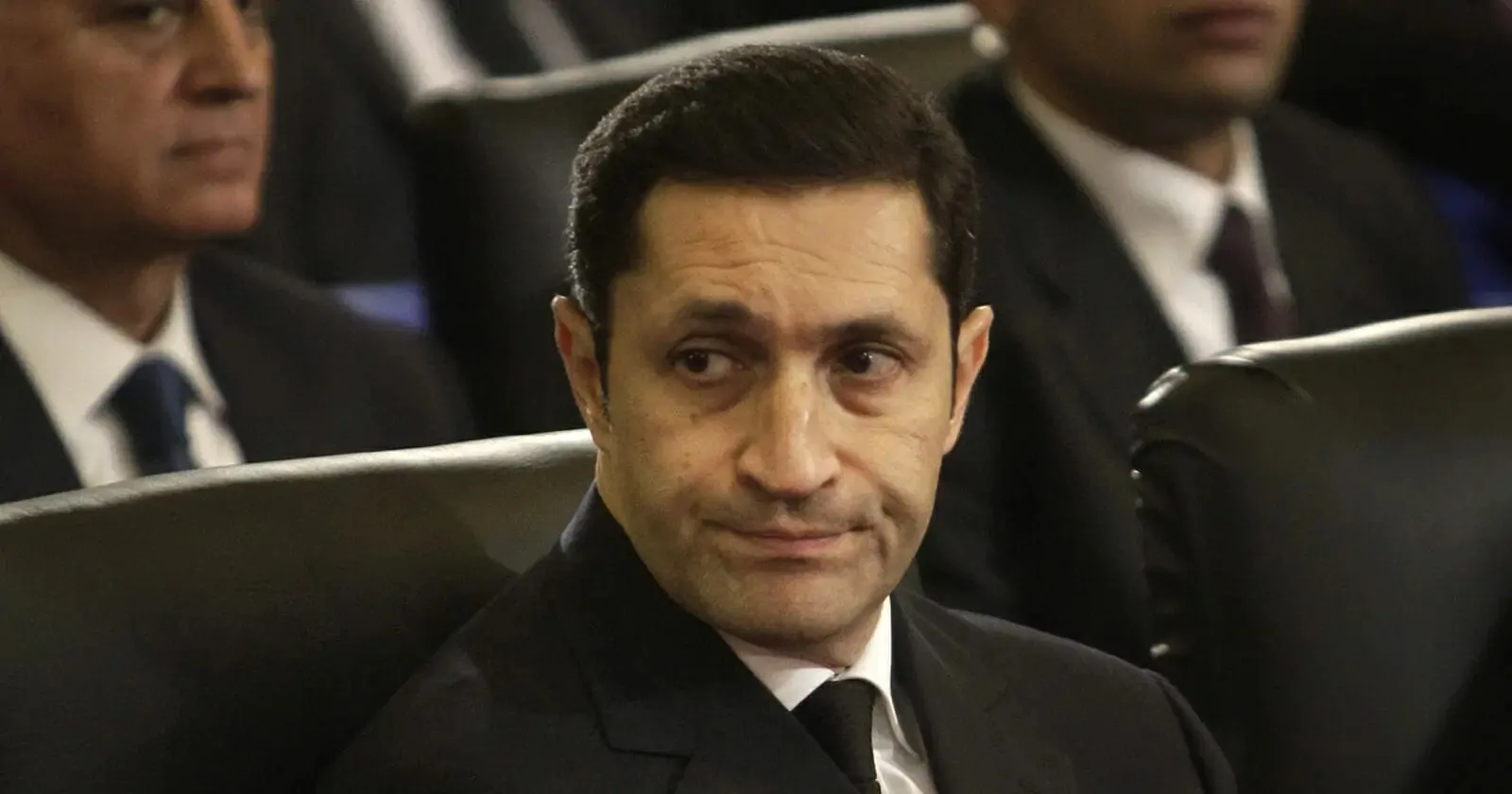 «جدل واسع إثر اعتذار علاء مبارك لوالده في الأيام الأخيرة»