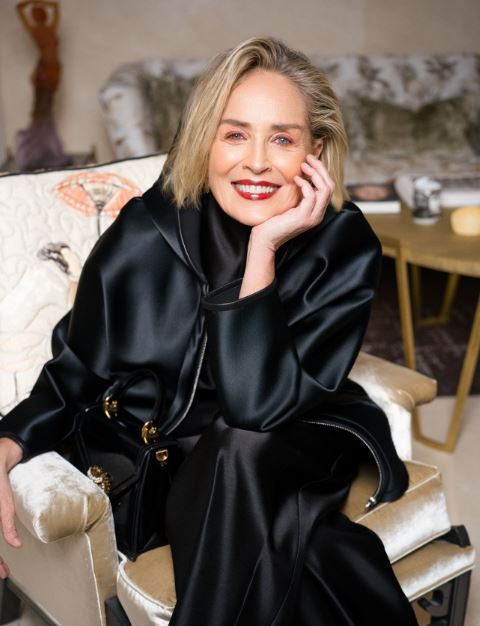 شارون ستون تحتفل بتسلم جائزة التميز للدور النسائي في السينما