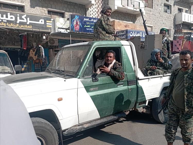 حملة مكثفة لإزالة العشوائيات وتنظيم أسواق زنجبار بدعم السلطة المحلية والحزام الأمني

حملة شاملة لتفكيك العشوائيات وتنظيم أسواق زنجبار بإسناد السلطة المحلية والحزام الأمني