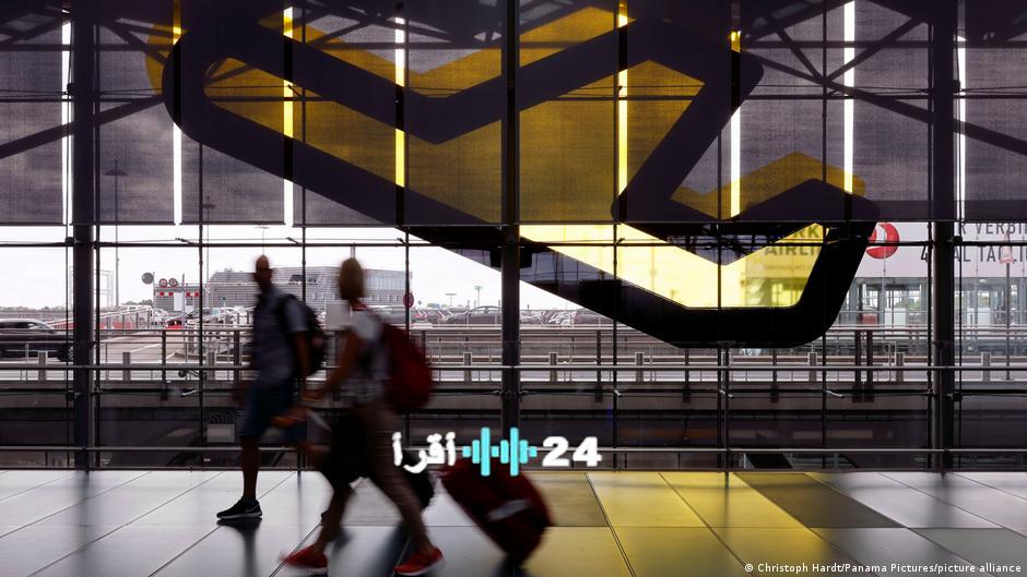 مسافران يكسران بابا زجاجيا في مطار كولونيا ليلحقا برحلة طيران