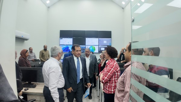 «استعداد دائم لمواجهة الطوارئ» رئيس الصرف الصحي بالقاهرة يؤكد جاهزية مركز الأزمات للعمل على مدار الساعة