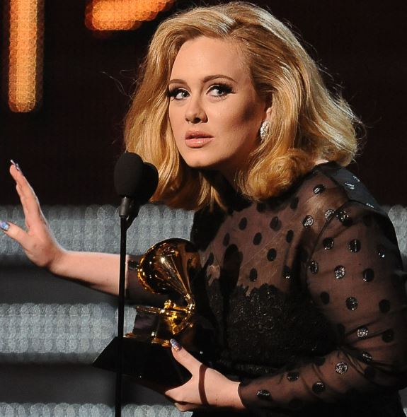 أديل تعود إلى الساحة الفنية بعد غياب عام من الغناء بظهورها الأول في تجربة تمثيلية فريدة من نوعها