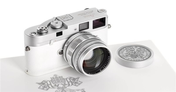 «حيث يلتقي التاريخ بالمال» كاميرا البابا الراحل تحطم كل التوقعات بثمن 7.5 مليون دولار