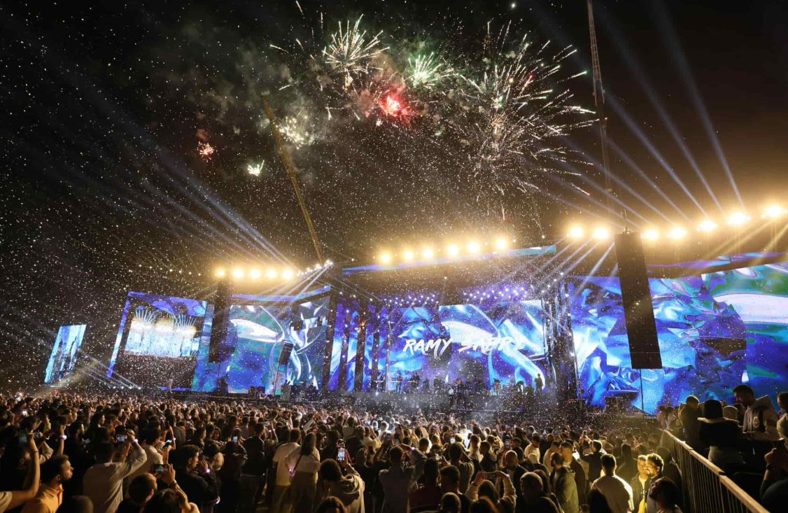 رامي صبري يصدح بأغانيه في حفله الغنائي في أرينا القاهرة الجديدة ويستقطب جمهورا ضخما