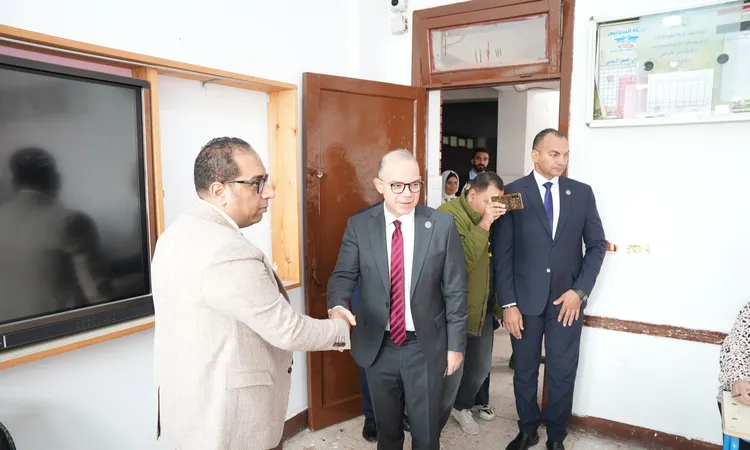 «صوت المسئولية» رئيس هيئة الرقابة المالية يشهد انتخابات مجلس النواب 2025