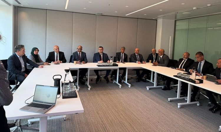 «تعزيز التعاون في مجالات المياه» وزير الإسكان يلتقي ممثلين عن أكسيونا الإسبانية لمناقشة مشروعات التحلية والطاقة