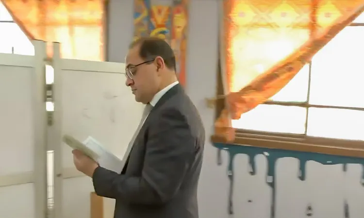 «الإدلاء بالصوت الديمقراطي» وزير المالية أحمد كجوك يشارك في انتخابات مجلس النواب بالقاهرة