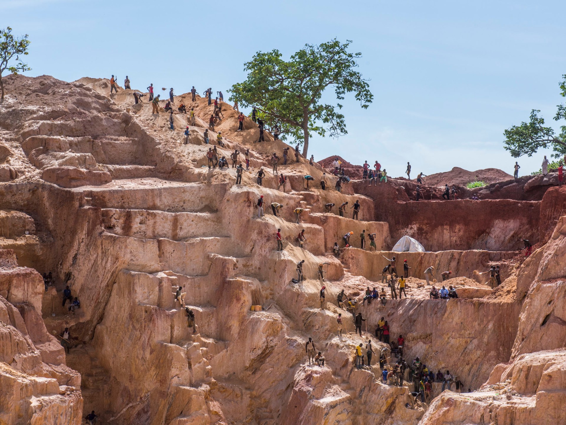 تحذير صيني لرعاياها من مخاطر “فخ الذهب” في أفريقيا الوسطى