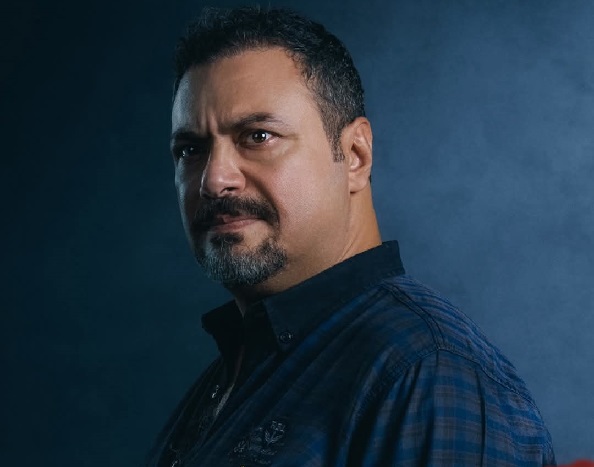 مراد مكرم يُشعل السوشيال ميديا بفيديو فكاهي حول جريمة قتل غير متوقعة بعنوان «ورد وشوكولاتة»