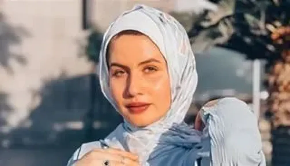 «انفصالٌ غير متوقع» زوج البلوجر سلمى عبد العظيم يكسر صمته بعد خلعها الحجاب