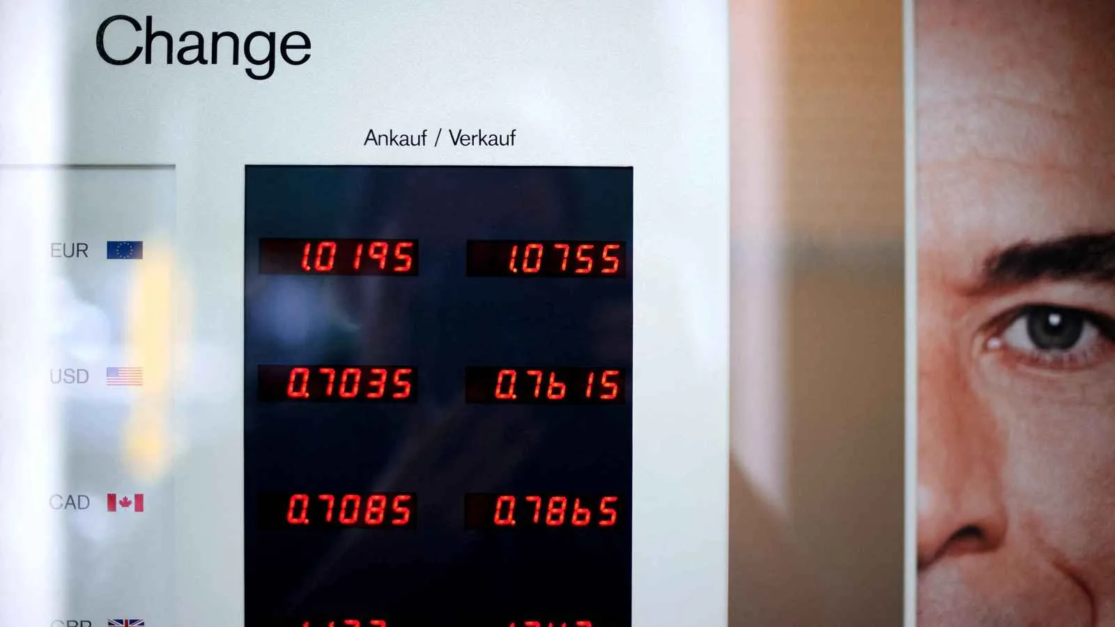 «أزمة على الأبواب» الدولار الأمريكي يواجه ضغوطات مقابل الفرنك السويسري قرب منطقة الطلبات.