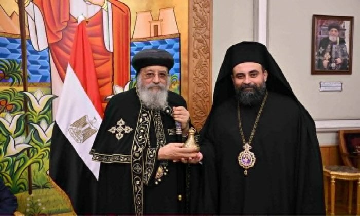 «احتفالات الأقباط في الإسكندرية تجسد الذكرى الـ 13 بتقديم هدية رمزية للبابا تواضروس»
