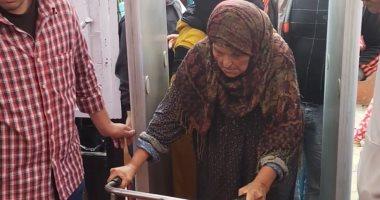 «صوت مسنّة متميز: عكاز يرافقها نحو تشجيع المشاركة في انتخابات شبين القناطر»