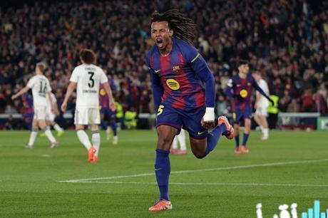 جول كوندي يتألق ويُتوَّج أفضل لاعب في مواجهة برشلونة واينتراخت