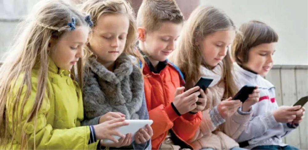 قرار وزاري يحظر الهواتف في المدارس وعقوبات فورية تنتظر المخالفين