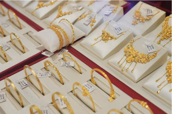 «تراجع أسعار الذهب بنسبة 3.45% واستقرارها عند 4491 دولاراً»