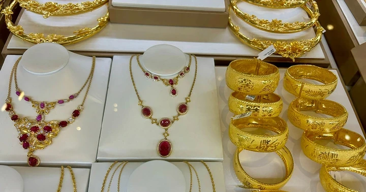 انخفاض مستمر في أسعار الذهب يكلّف المستثمرين خسائر بقيمة تقارب 23 مليون دونغ فيتنامي للأونصة خلال ثلاثة أسابيع