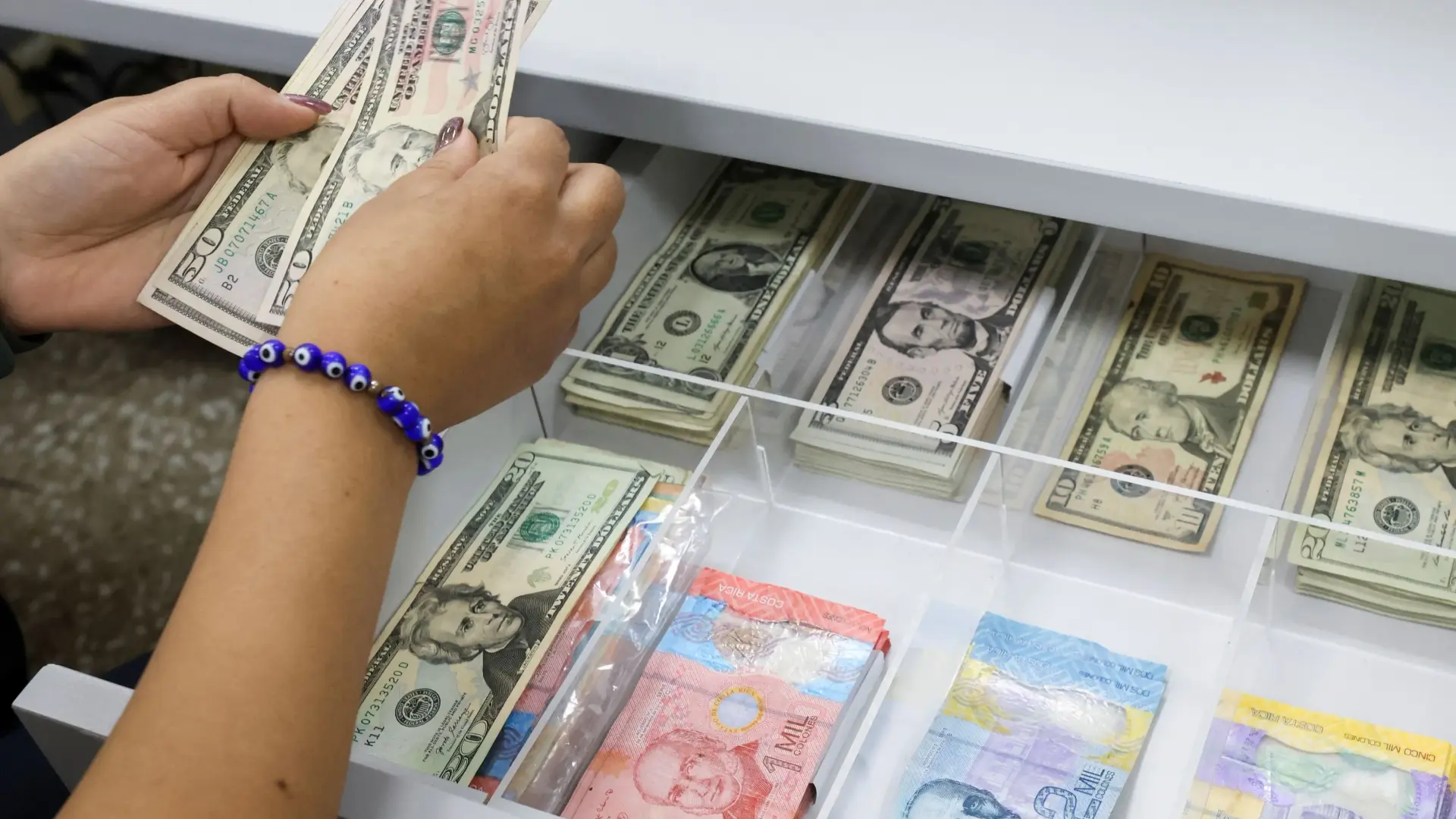 «استقرار تدريجي» مؤشر الدولار يشهد تراجعًا أمام العملات العالمية نتيجة عوامل اقتصادية متغيرة