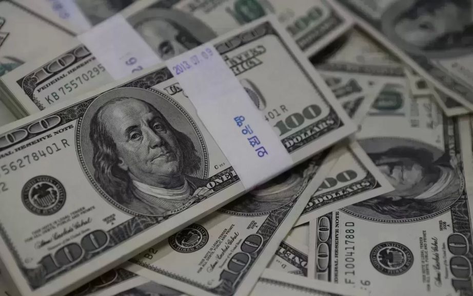 سعر الدولار يشهد ارتفاعًا ملحوظًا في منتصف تعاملات الأربعاء متجاوزًا 50 جنيهًا