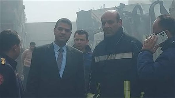 محافظ الدقهلية يتابع جهود السيطرة على حريق مصنع عقل في طلخا بشكل ميداني