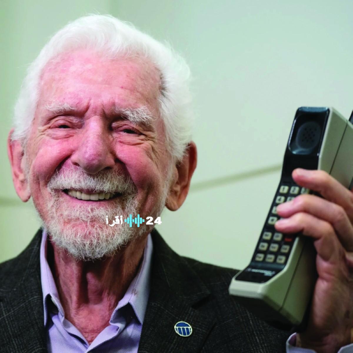 الهاتف الذكي كوكبنا في قبضة يد صغيرة