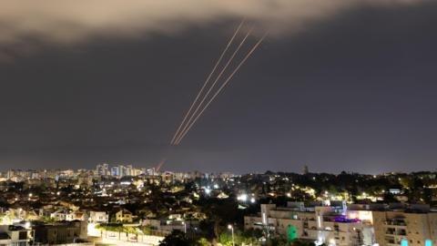 استهداف قاعدة بحرية أمريكية في السعودية يثير القلق الأمني في المنطقة