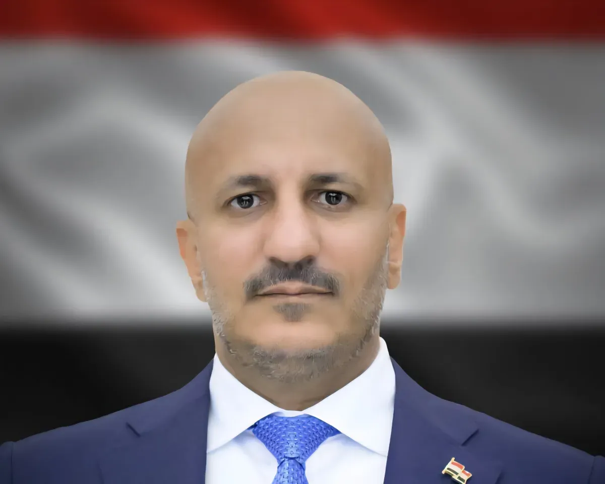 طارق صالح يهنئ بعيد الأم ويقدم تحية خاصة لأمهات الشهداء