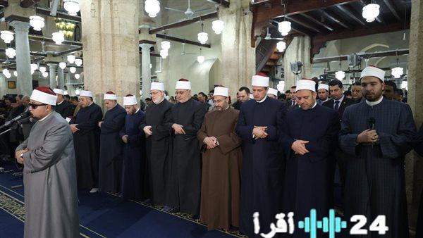 الجامع الأزهر يستقبل جموع المصلين في أجواء من الخشوع والتقوى لصلاة العشاء والتراويح