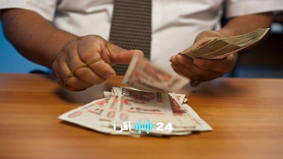 الحكومة تتخذ قرارها النهائي بشأن خفض دوام الموظفين وتعديل مواعيد صرف الأجور